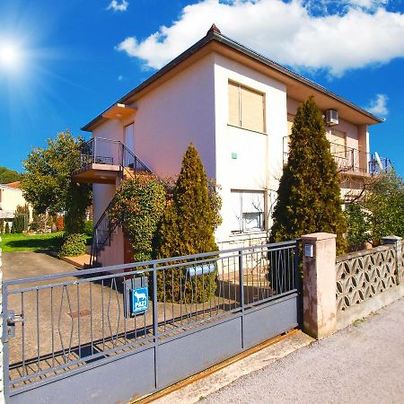 Apartments Mirela 1554 Pula Bagian luar foto