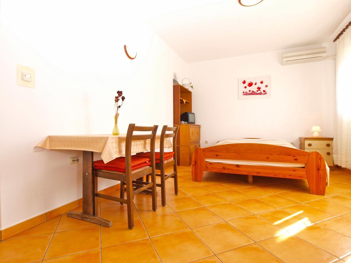 Apartments Mirela 1554 Pula Bagian luar foto