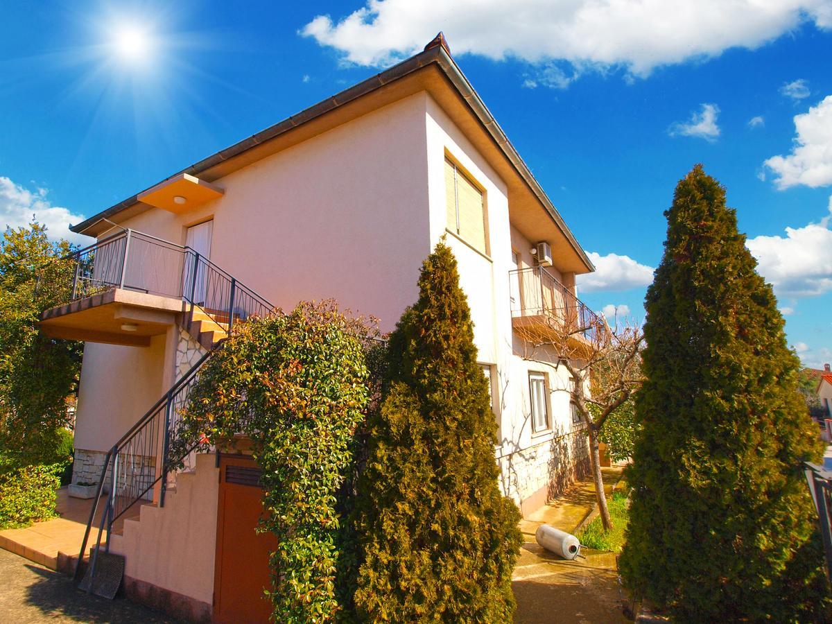 Apartments Mirela 1554 Pula Bagian luar foto