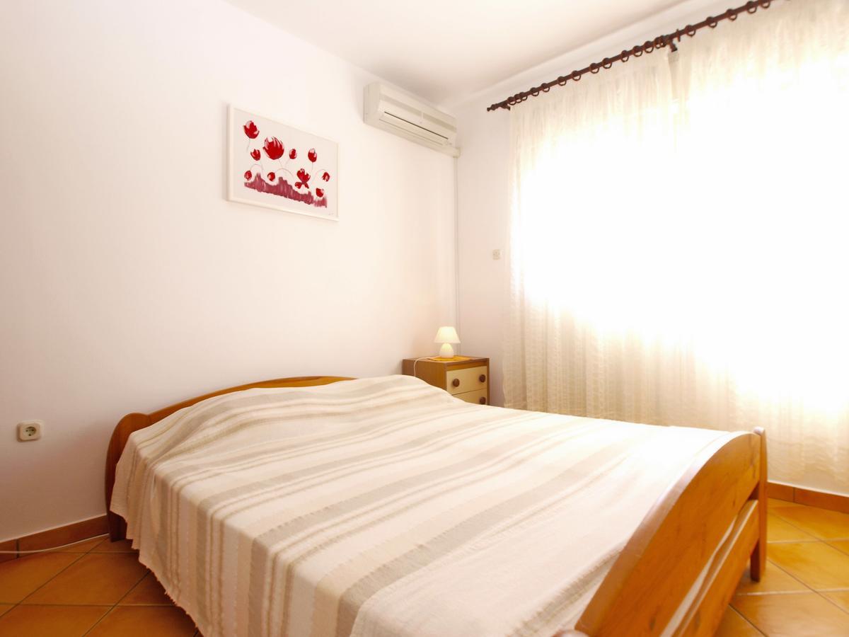Apartments Mirela 1554 Pula Bagian luar foto