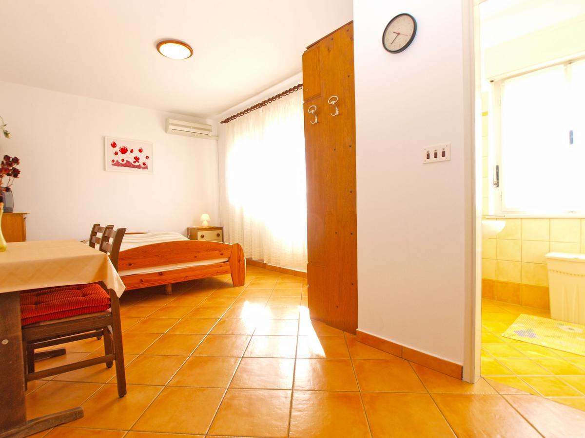 Apartments Mirela 1554 Pula Bagian luar foto