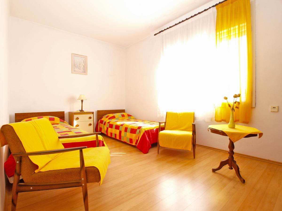 Apartments Mirela 1554 Pula Bagian luar foto